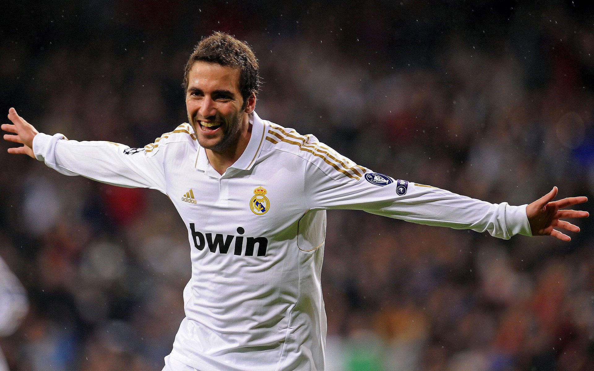 世俱杯战况:拜仁慕尼黑防线稳固,巴塞罗那进攻受阻,哈兰德成最佳